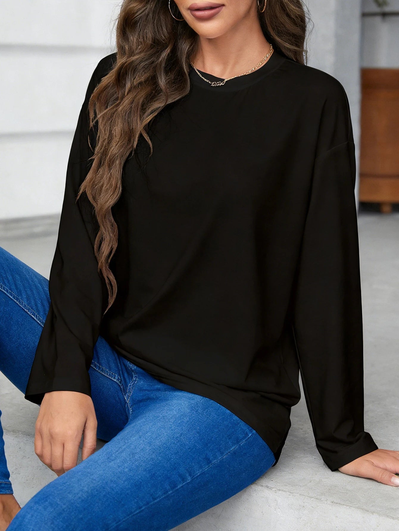 Women's long-sleeved T-shirt - A versatile basic top suitable for all seasons, with a casual style.