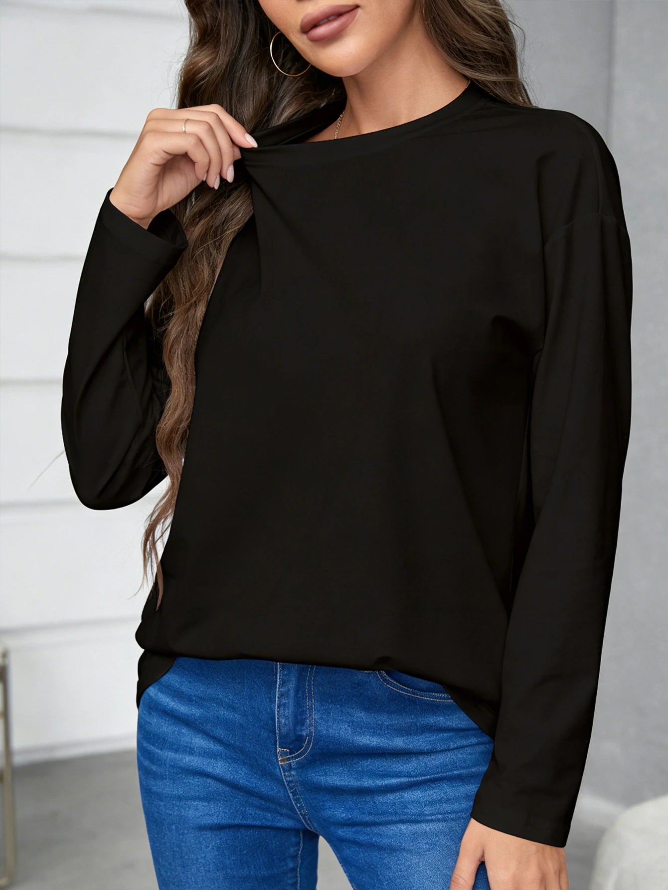 Women's long-sleeved T-shirt - A versatile basic top suitable for all seasons, with a casual style.