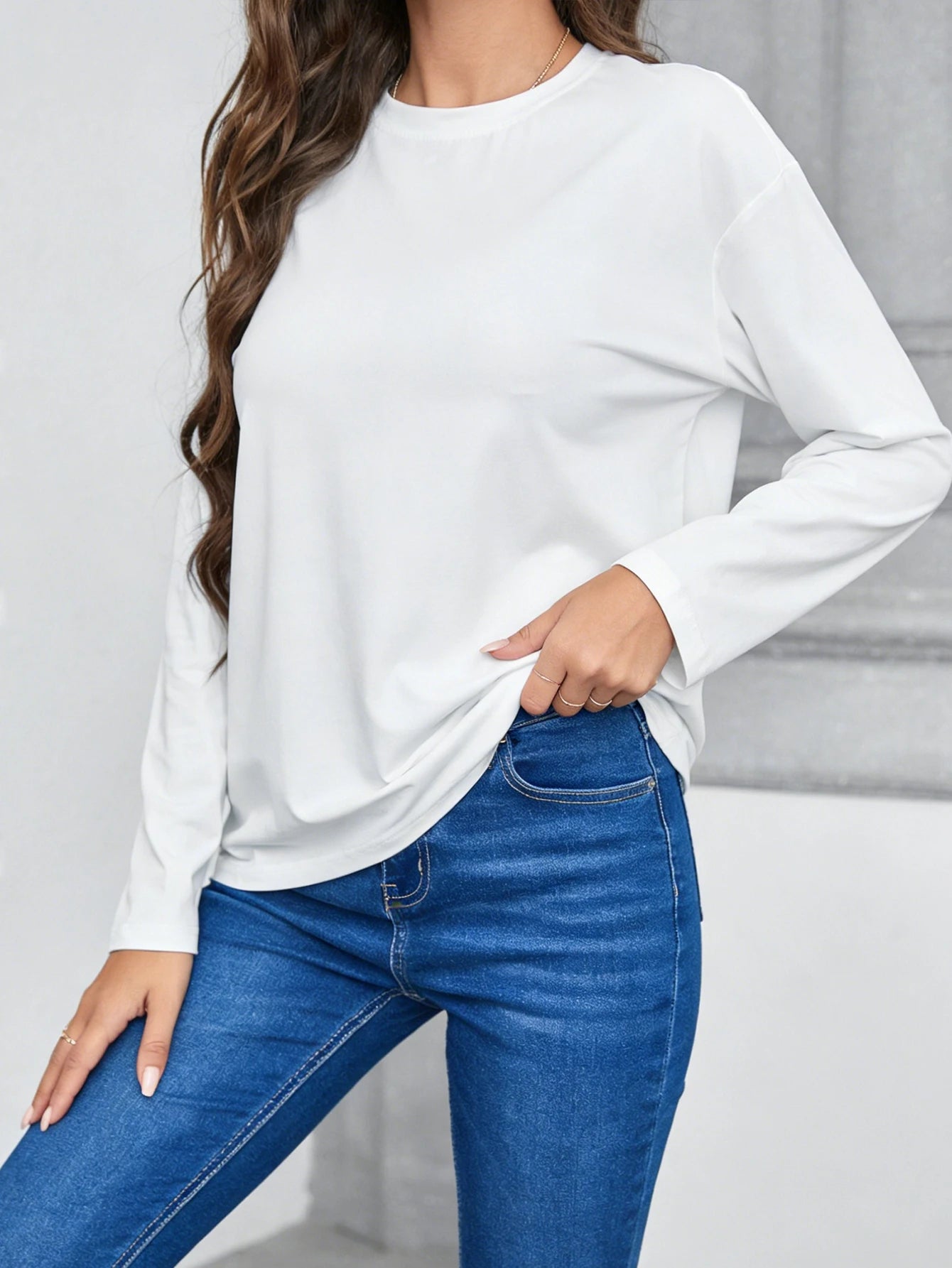 Women's long-sleeved T-shirt - A versatile basic top suitable for all seasons, with a casual style.